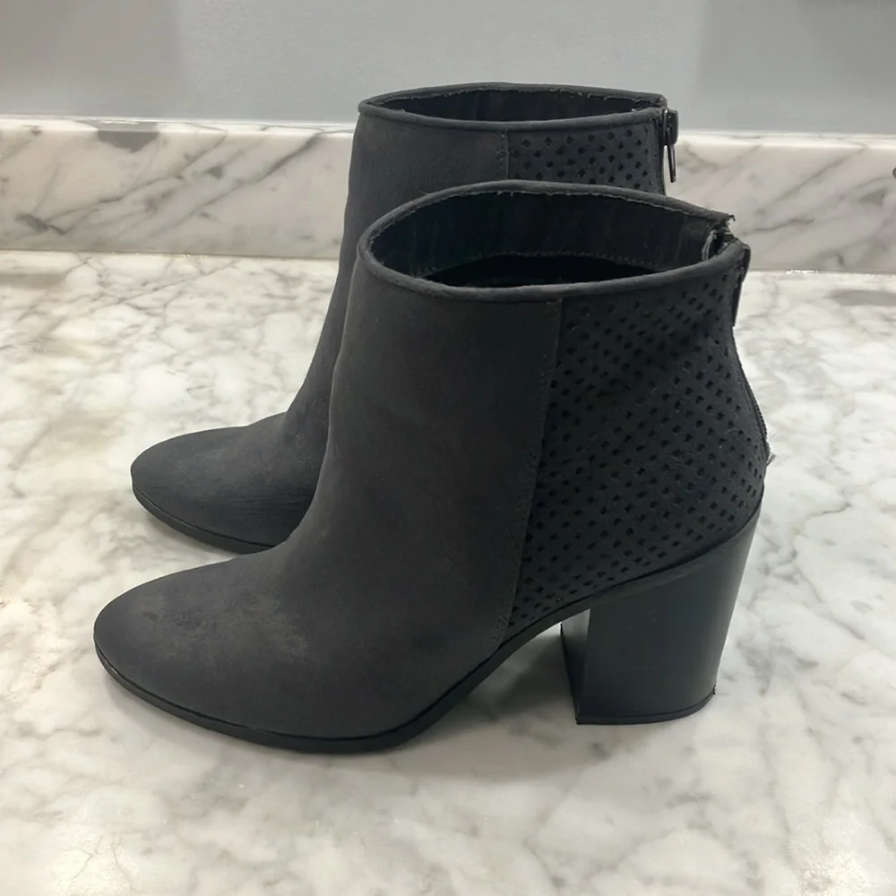 American Eagle Outfitters Gray Ankle Booties size 9 western heel boot zipper